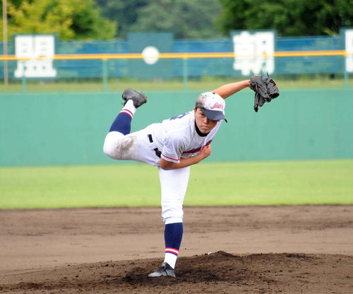 上越の先発・小俣は3回を6奪三振、無失点の好投（撮影・斎藤慎一郎）