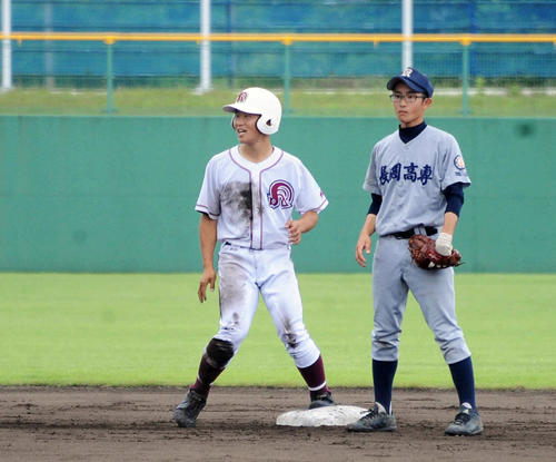 7回表、2点二塁打を放った柏崎・藤沢主将（左）は塁上で笑顔（撮影・斎藤慎一郎）