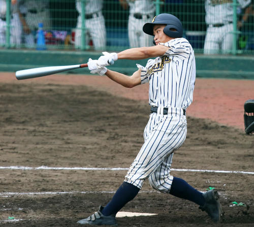 5回1死一塁、中前への適時打を放つ峯岸（撮影・加藤理沙）