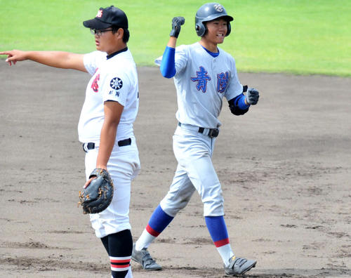 1回裏1死一、三塁、先制の中前打を放ちガッツポーズする新潟青陵・井浦（右）（撮影・山岸章利）