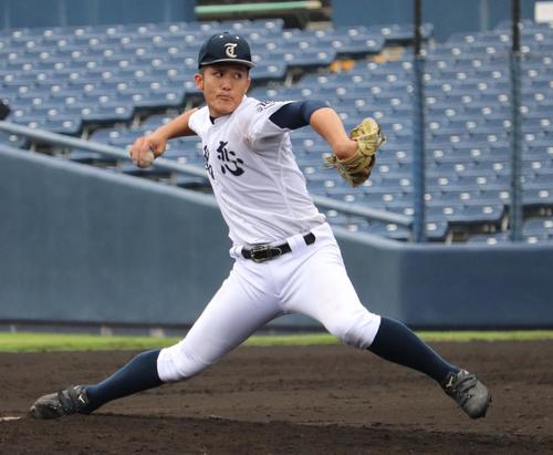 利根商対嬬恋　4回途中から登板し、力投する嬬恋・佐藤真（撮影・古川真弥）