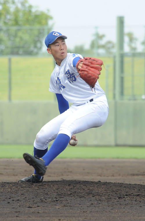 筑陽学園3番手西舘昂汰投手が4イニングを無失点に抑えた（撮影・浦田由紀夫）