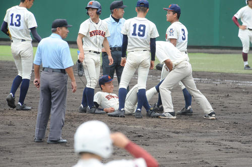 高校野球　福岡2回戦　福岡大大濠対九州産　九州産先発の古山巧投手（中央）は8回表のマウンド前に左足がつって無念の降板（撮影・浦田由紀夫）＝2019年7月9日、小郡市野球場