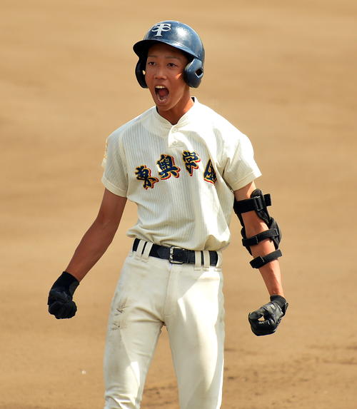 十和田工対東奥学園　6回裏東奥学園2死二、三塁、同点右前2点適時打を放ち、ベンチに向かってほえる長谷川