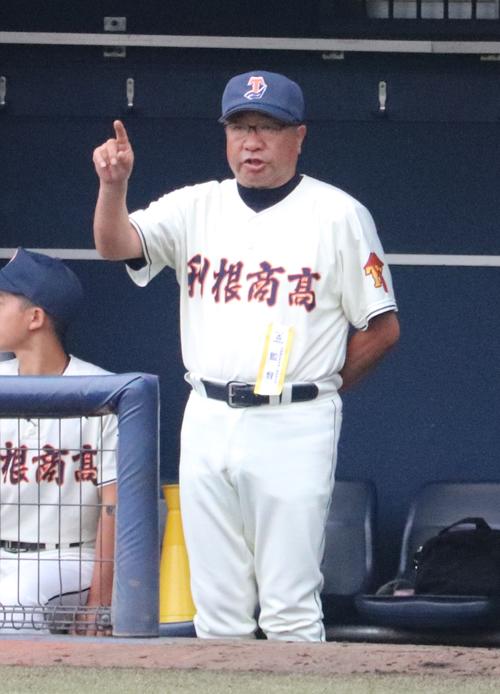 利根商対嬬恋　選手に指示を出す利根商・福田監督（撮影・古川真弥）