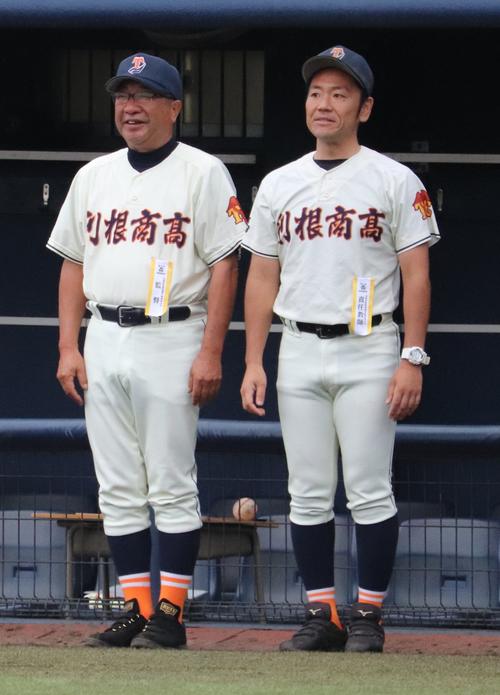 利根商対嬬恋　夏初戦に勝ち笑顔を見せる利根商・福田監督（左）。右は市場部長（撮影・古川真弥）
