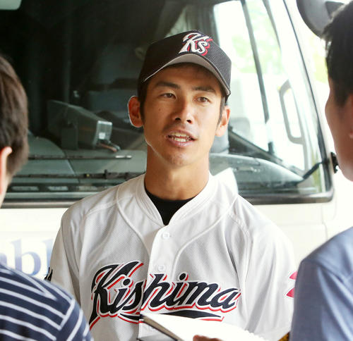 試合後、取材に応じる杵島商・真崎貴史監督（撮影・菊川光一）