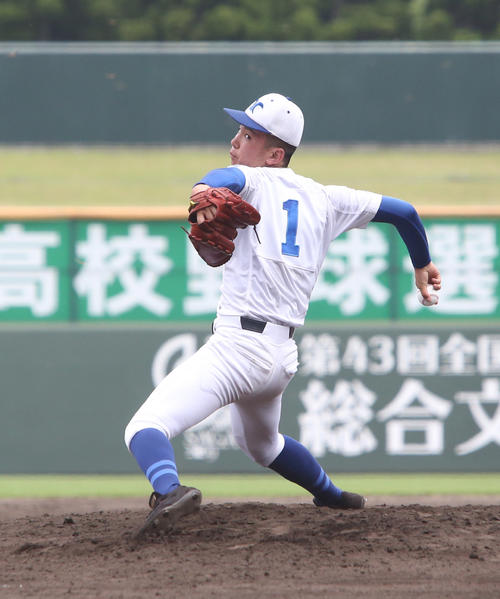 致遠館対北陵　先発し力投する北陵・中尾（撮影・菊川光一）