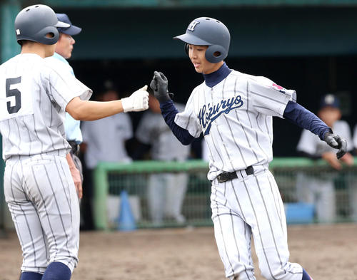 京都大会2回戦・堀川対北稜　5回裏北稜2死一、三塁、清水祥太の左二塁打で三走・片岡一輝（左）に続き一走・岡優之介も生還しハイタッチ（撮影・上山淳一）