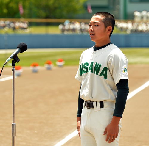 開会式で選手宣誓を行った三沢・新山悠翔主将
