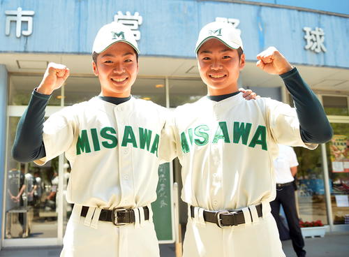 開会式で選手宣誓を行った三沢・新山悠翔主将（左）と双子の兄悠河