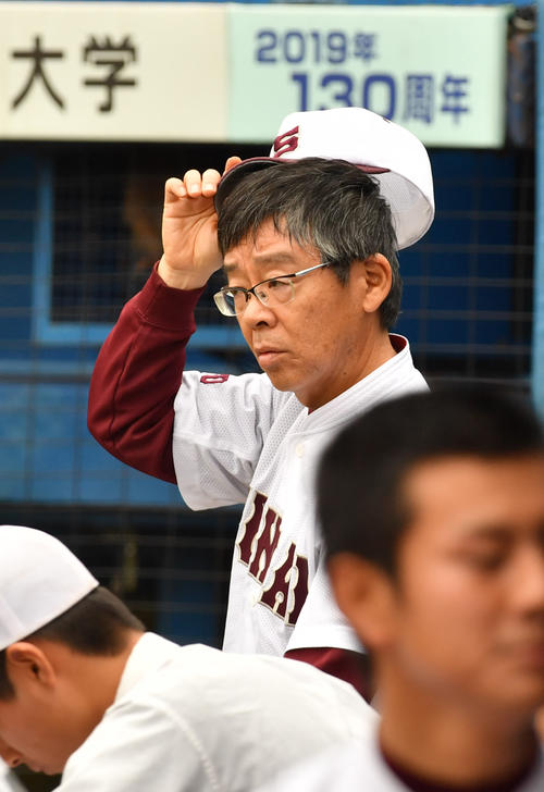 駿台学園対立正大立正　初戦敗退した駿台学園の三角監督（撮影・柴田隆二）