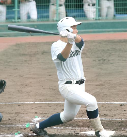 板橋対城東　6回2死一、二塁、中前への適時打を放つ藤本（撮影・加藤理沙）