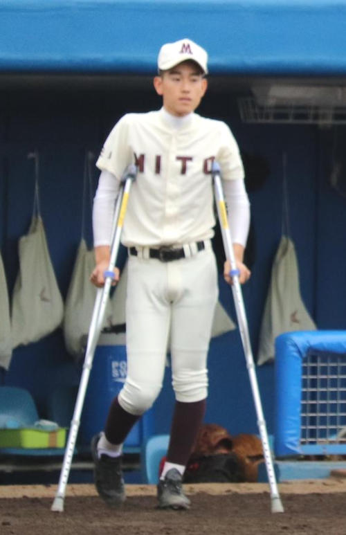 水戸一対水海道一　松葉づえでナインの整列を見守る水戸一・雨谷（撮影・玉置肇）