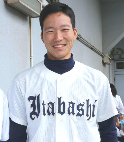 勝利に笑顔の板橋・柴崎監督（撮影・加藤理沙）