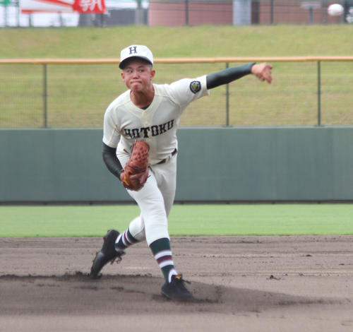 先発して力投する報徳学園・林（撮影・柏原誠）