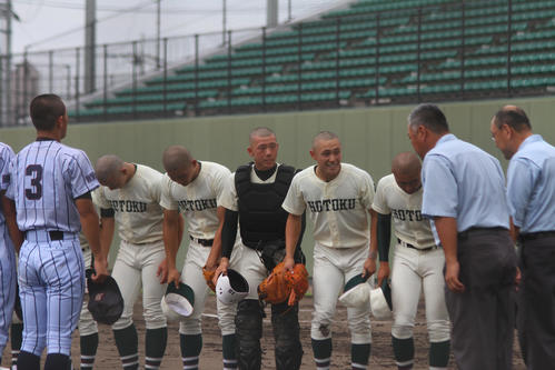 短く刈り上げた頭で初戦に臨む報徳学園ナイン（撮影・柏原誠）