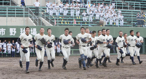 沖学園対九産大九州　校歌を歌い終え、ベンチ前に駆け出す九産大九州の選手たち（撮影・菊川光一）