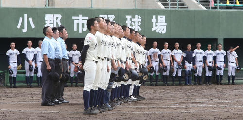 沖学園対九産大九州　沖学園とのリベンジマッチを制し校歌を歌う九産大九州の選手たち（撮影・菊川光一）
