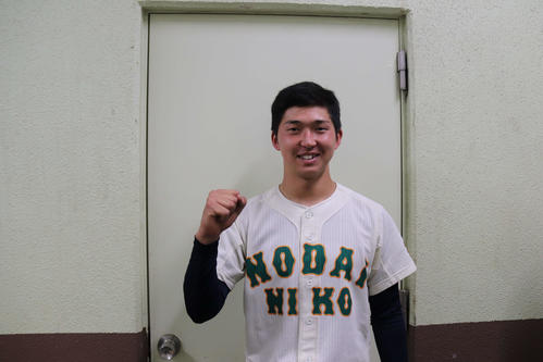 この春に頭髪を自由化した東農大二。初戦を突破し、主将の小野沢は笑顔
