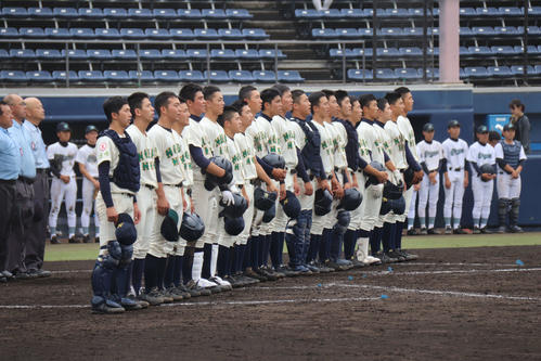 1回戦で大泉に5回コールド勝ちし、校歌を歌う東農大二ナイン