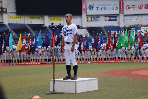 千葉大会開会式で選手宣誓をする東京学館浦安・遠藤主将（撮影・保坂淑子）