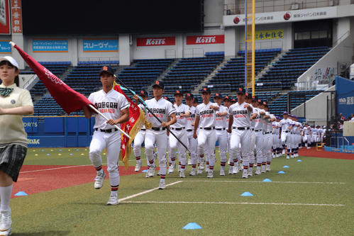 千葉大会開会式で入場行進をする、昨年、東千葉大会優勝の木更津総合（撮影・保坂淑子）
