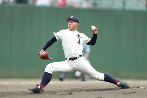 浦和商対志木先発登板する志木・尾崎軍（撮影・佐田亮輔）