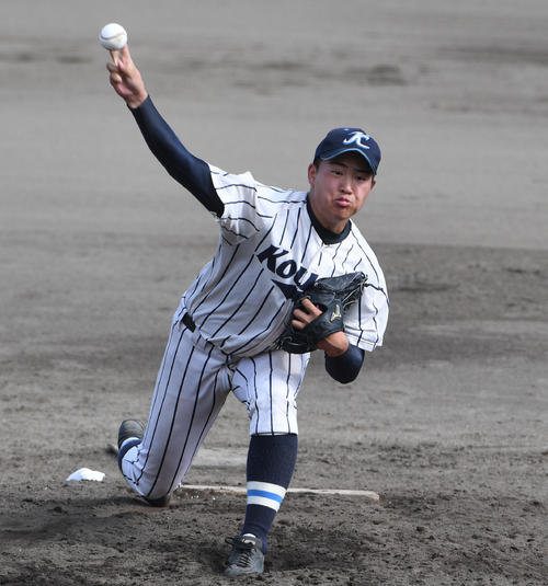 彦根総合対対光泉　3回表彦根総合2死一、二塁のピンチに緊急救援した光泉・吉田力（撮影・渦原淳）
