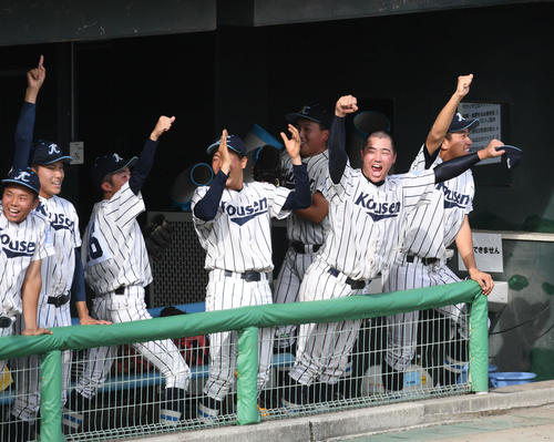 彦根総合対対光泉　6回裏光泉2死一、二塁、フェントンの勝ち越し3点本塁打にガッツポーズする吉田力聖（右から2人目）ら（撮影・渦原淳）