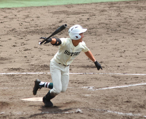 篠山産対報徳学園　4回裏、11点差とする2点二塁打を放つ報徳学園・大崎（撮影・柏原誠）