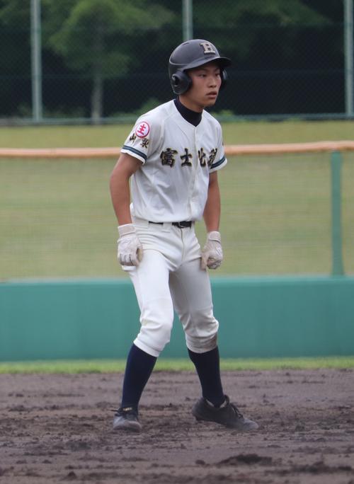富士北稜対韮崎　3回表富士北稜無死走者なし、先頭で二塁打を放った羽田（撮影・古川真弥）