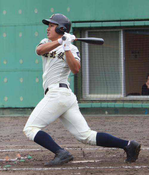 富士北稜対韮崎　2回表富士北稜1死、左翼線二塁打を放つ宮下（撮影・古川真弥）