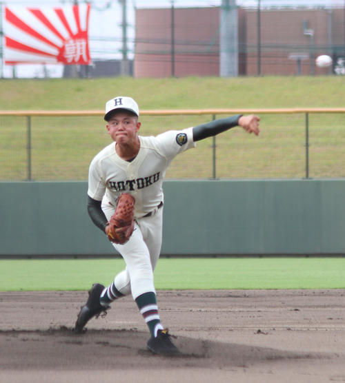 先発し力投する報徳学園・林（撮影・柏原誠）