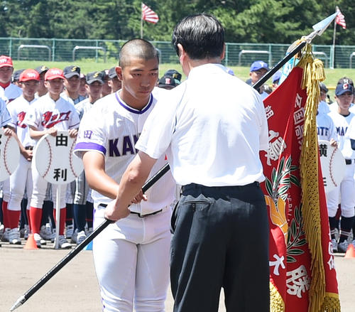 優勝旗を返還する金足農の船木主将（撮影・山田愛斗）