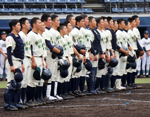 1回戦で大泉に5回コールド勝ちし、校歌を歌う東農大二ナイン（撮影・片倉尚文）