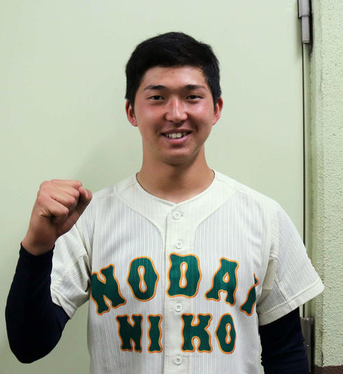 この春に頭髪を自由化した東農大二。初戦を突破し、主将の小野沢は笑顔（撮影・片倉尚文）
