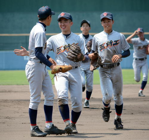 五所川原工対八戸高専　勝利の瞬間、笑顔で駆け寄る五所川原工ナイン