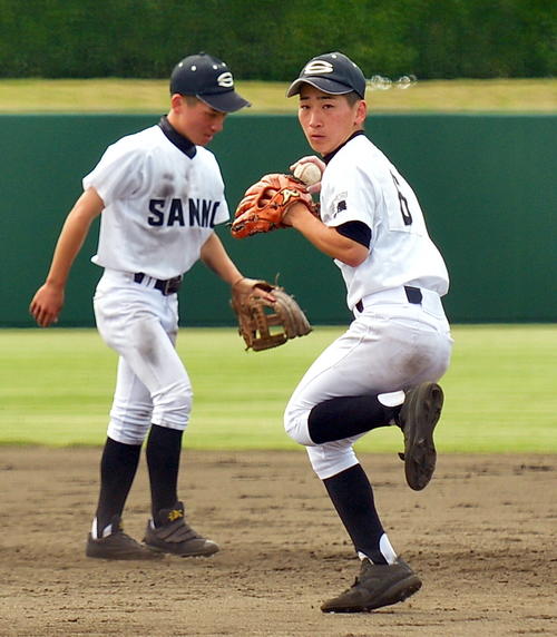 黒石商対三本木農　二遊間を守る三本木農・中野渡学遊撃手（右）と中野渡誠二塁手