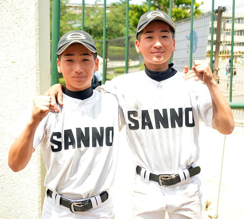 黒石商対三本木農　「サンノウ旋風」を誓う三本木農・中野渡兄弟の弟学（左）と背伸びをして肩を組む兄誠（撮影・鎌田直秀）