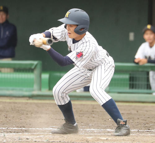清陵情報対勿来工　9回裏勿来工1死満塁、サヨナラスクイズを決める照沼