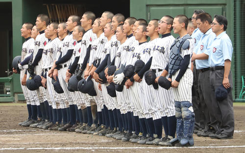 清陵情報対勿来工　開幕戦で勝利し校歌を歌う勿来工の選手たち