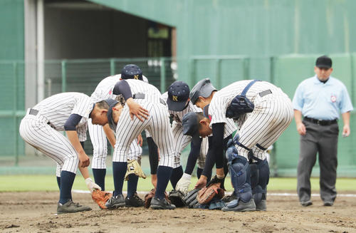 清陵情報対勿来工　ピンチでマウンドに集まり一本締めのように手を合わせた後にグラブを拾う勿来工内野陣（撮影・野上伸悟）
