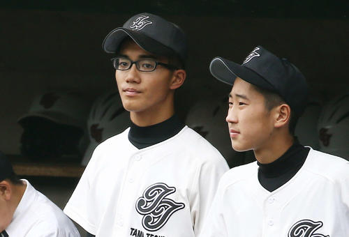 6回表、ベンチから見守る多摩工・井上孔（左）（撮影・河田真司）