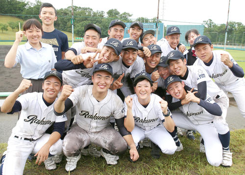 京都大会2回戦・園部対洛南　公式戦初勝利を挙げた洛南の山村真那監督（前列左から3人目）を囲んで笑顔で記念写真を撮るナインたち（撮影・上山淳一）