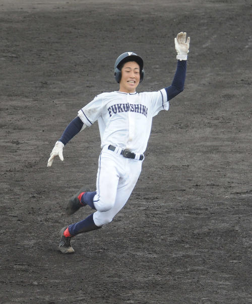 八女工対福島　福島7回表一、三塁から野中瑠意内野手（3年）が右中間への決勝の2点適時三塁打を放って三塁へ滑り込む（撮影・浦田由紀夫）
