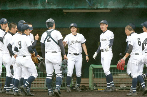京都大会2回戦・園部対洛南　2回表園部1死一塁、洛南の山村真那監督（中央）は併殺に仕留めたナインを笑顔で出迎える（撮影・上山淳一）