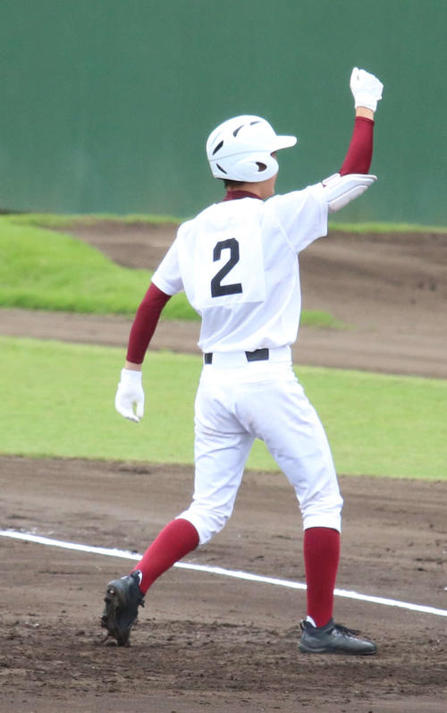 四商対明法　2回裏明法1死三塁、左前に適時打を放ち、スタンドに向けガッツポーズをする宮崎（撮影・飯岡大暉）