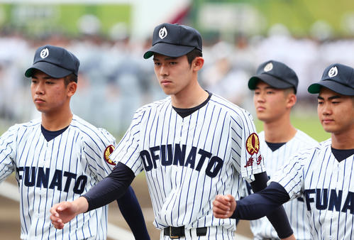 開会式で入場行進する佐々木（左から2人目）ら大船渡ナイン（撮影・足立雅史）