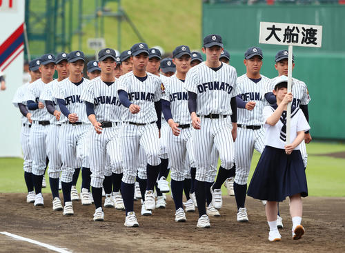 開会式で入場行進する佐々木（最前列中央）ら大船渡ナイン（撮影・足立雅史）
